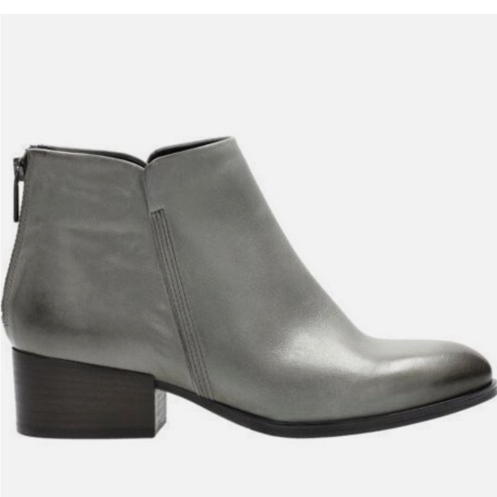 Clarks Elvina Dawn gray leather distressed look ankle boot. LNC